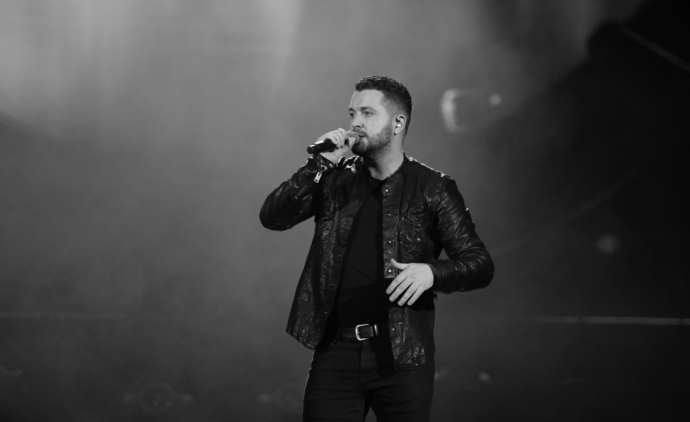 Shayne Ward steals fans’ hearts with 11-song performance in Hanoi