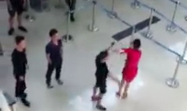 Men assault ground service staff over selfie refusal in Vietnam airport