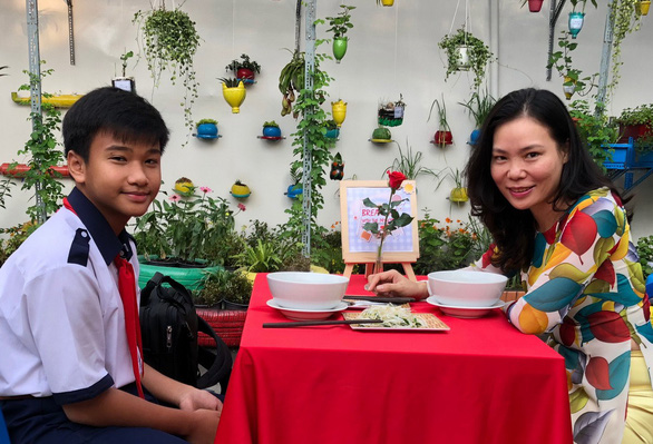 Vietnamese teacher holds special English class in form of ‘breakfast with schoolmaster’