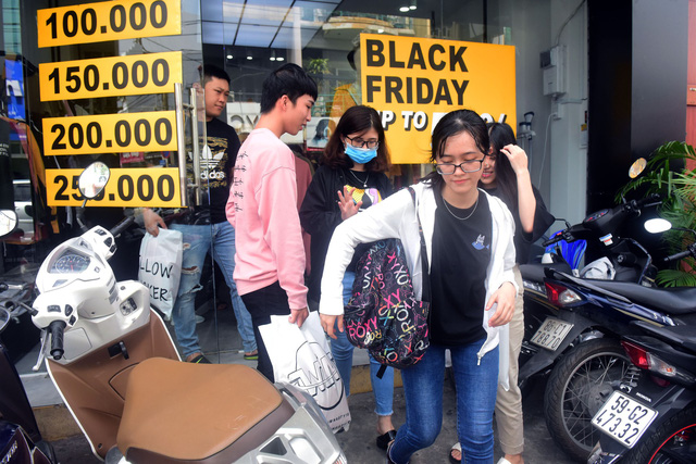 Vietnamese shoppers crowd stores in Saigon, Hanoi on Black Friday