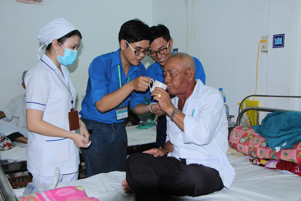 College students help patients at southern Vietnamese hospital