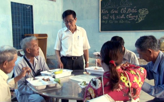Retired Vietnamese teacher enthusiastic about giving free meals to the poor