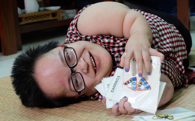 80-cm-tall disabled Vietnamese woman runs thriving business