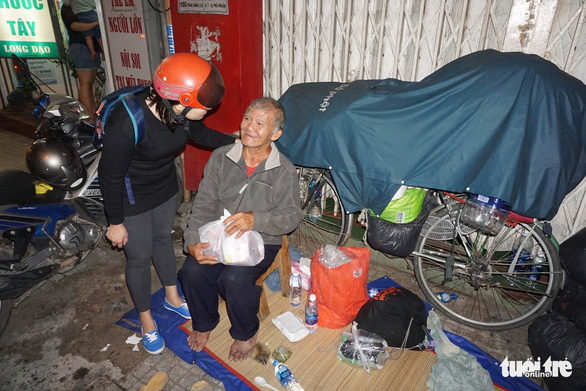Young people in Saigon show heart of gold to homeless after typhoon