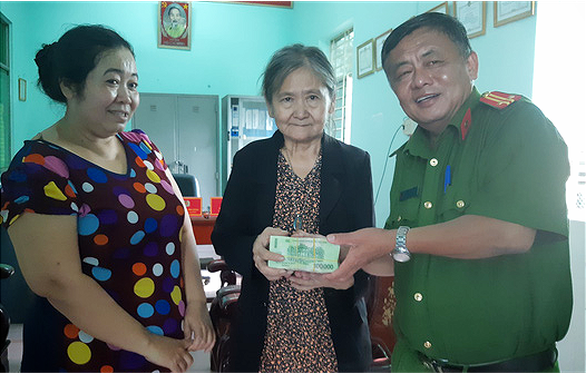 Vietnamese woman returns lost cash-filled bag to police after stopping stranger from picking it