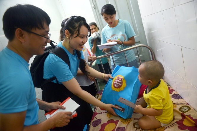 Charity program in Tuoi Tre-backed fundraising campaign presents gifts to children with cancer