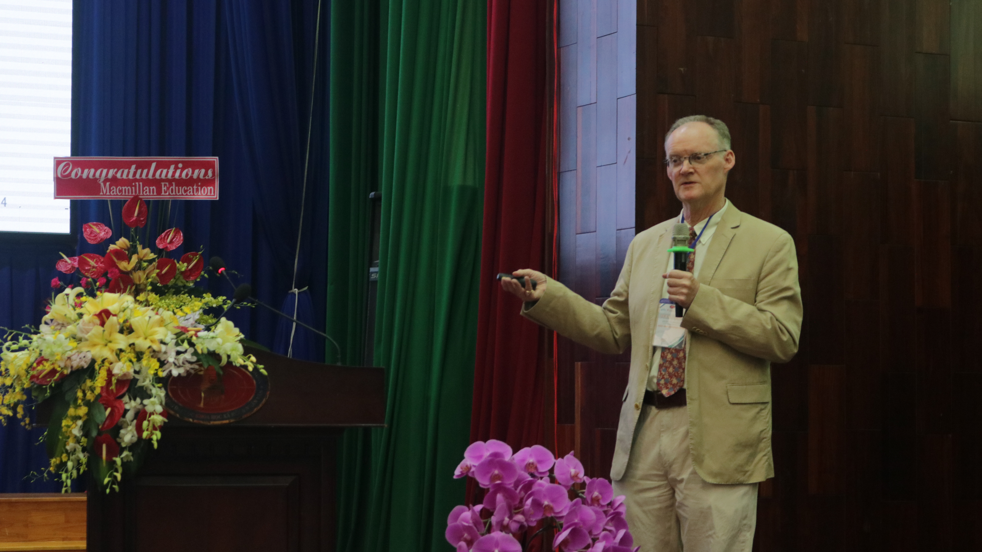 Lack of time prevents teachers from researching, Australian academic says at Vietnam conference