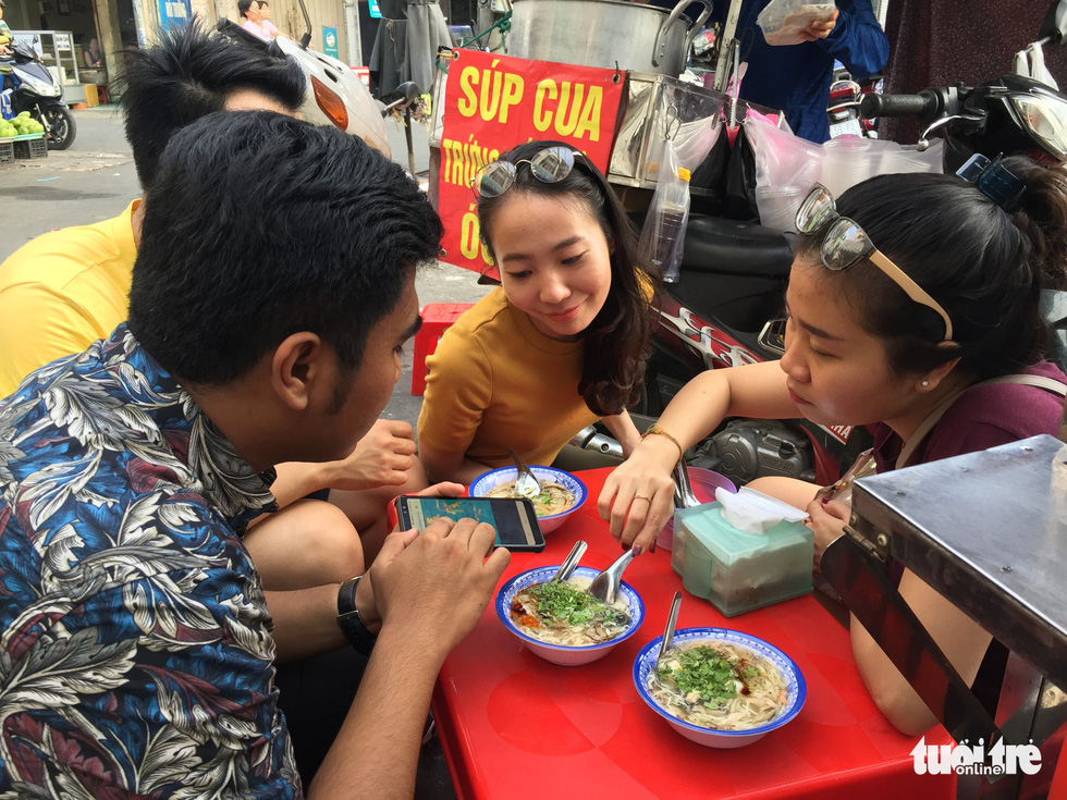 SSEAYP ambassadors fall heads over heels for Vietnamese street food