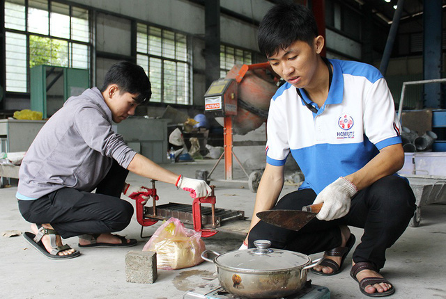 Vietnamese sophomores make floor tiles from sand, plastic