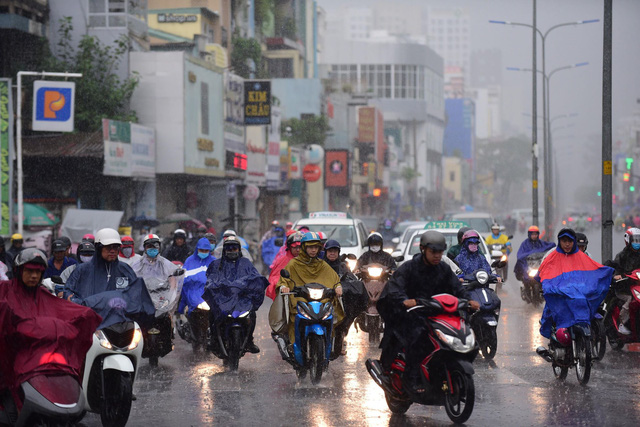 Commuters caught in sudden rain in Saigon as thunderstorm forecast for southern Vietnam