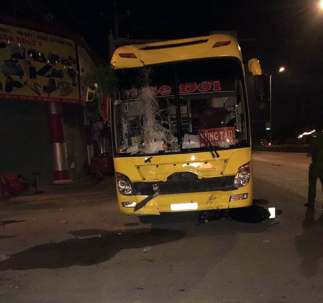 Bus strikes, kills two in southern Vietnam