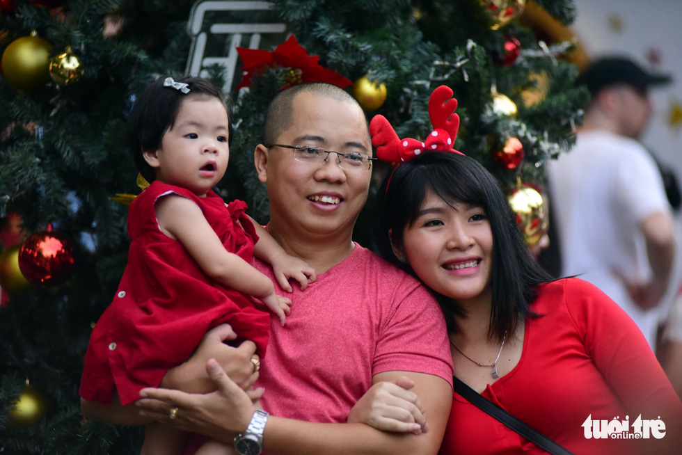 Trade centers become selfie magnets as Saigon brightly illuminated for Christmas