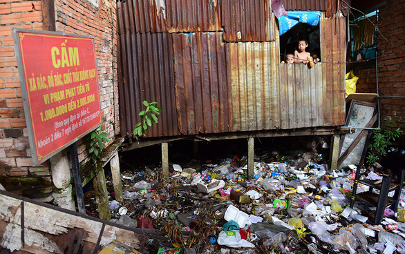 Expats on trash blocking Vietnamese rivers