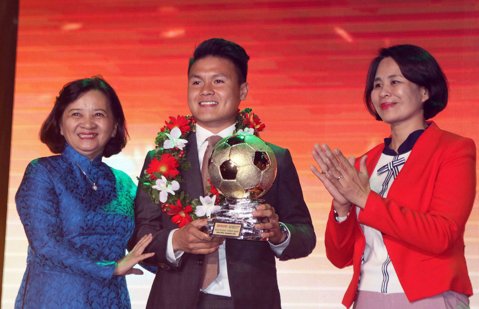 21-yr-old midfielder wins Vietnam Golden Ball after stellar year