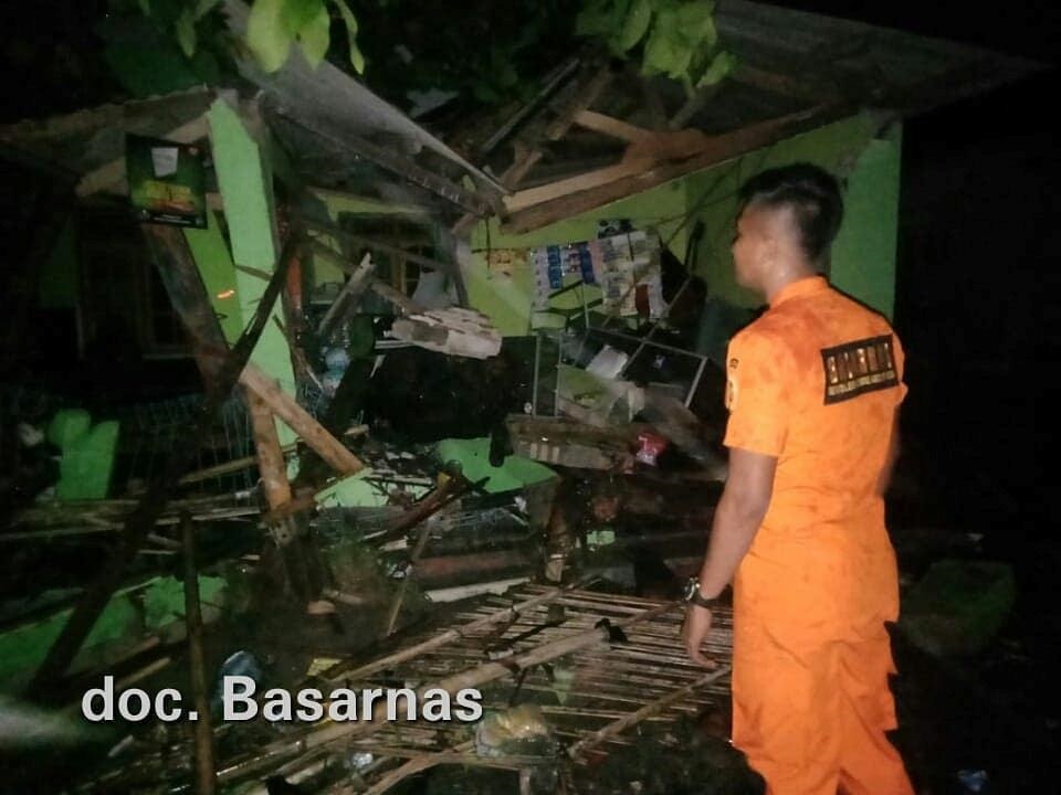 Krakatau-triggered tsunami kills at least 168 in Indonesia: media