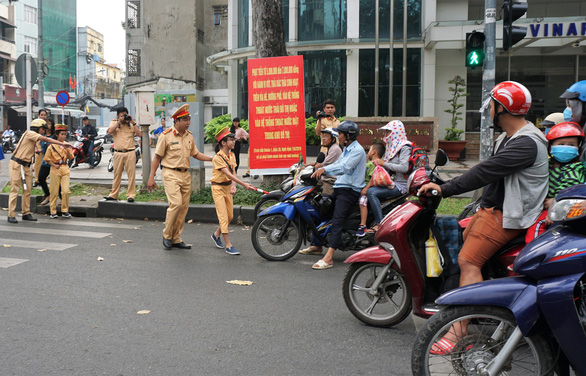 Vietnamese pupils spend a day as police officers
