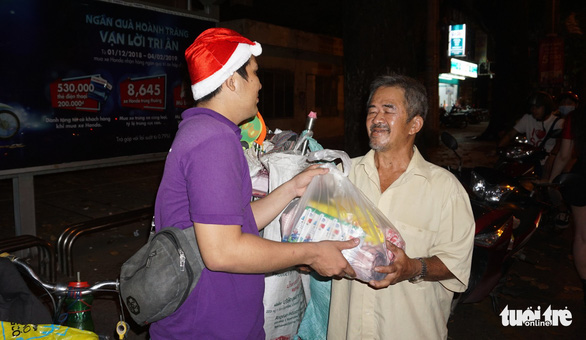 Ho Chi Minh City dwellers offer food, drinks to less fortunate on Christmas Eve