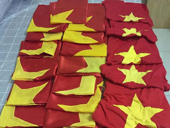 Young Vietnamese collect 300 national flags from football celebration for islanders