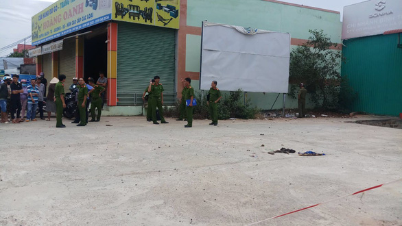 Vietnamese man, allegedly high on drugs, fatally stabs police officer before committing suicide