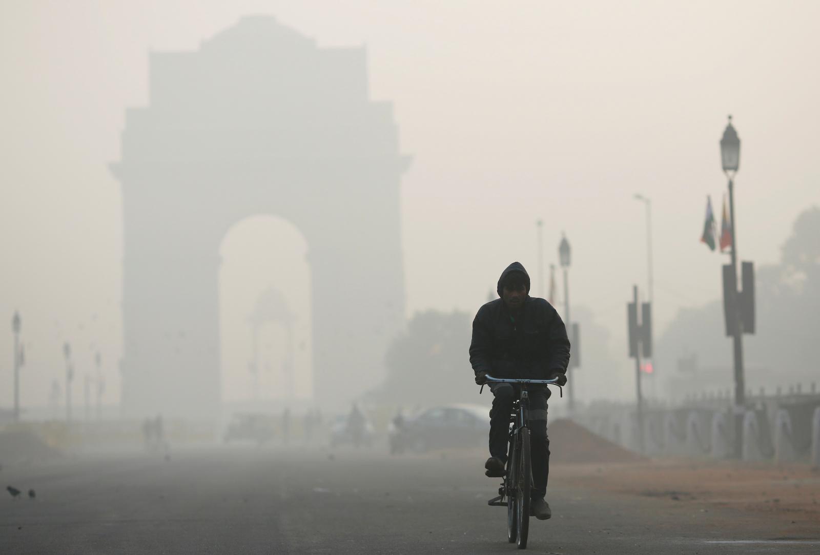 As temperatures fall, air quality worsens in Indian capital