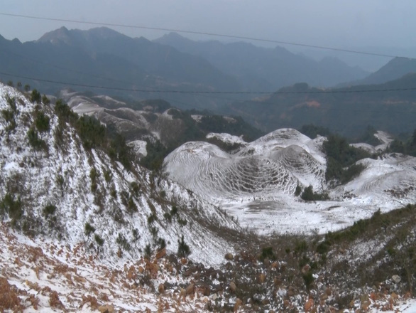 In tropical Vietnam, visitors rush to northern mountain to see frost