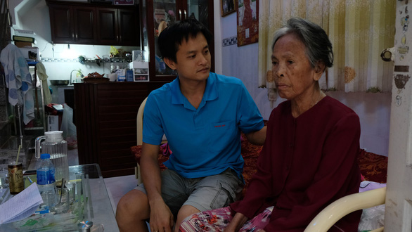 Vietnamese man cares for elderly friend abandoned by relatives