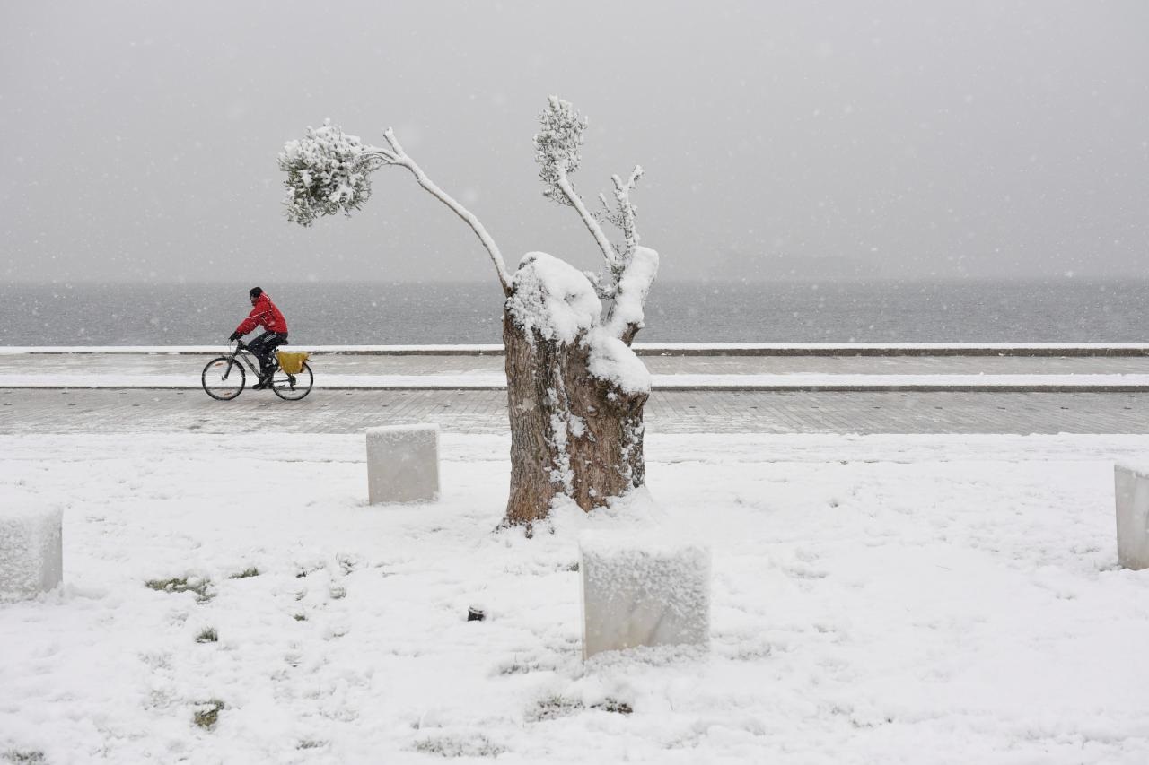 One dead, two missing after blizzards hit Greece
