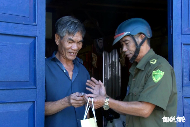 Vietnamese police give locals free emergency call keychains for better crime control