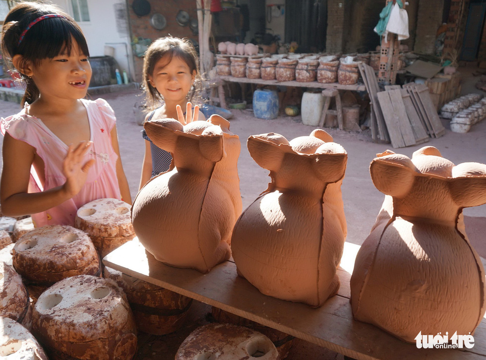 The art of making ceramic piggy banks in southern Vietnam
