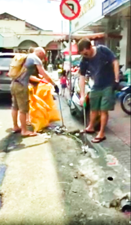 Video of foreigner picking up trash in Ho Chi Minh City goes viral