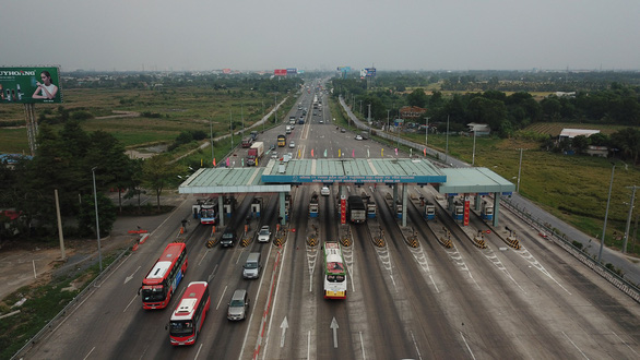 Drivers lament slow commute as expressway gets crowded over toll exemption in Vietnam