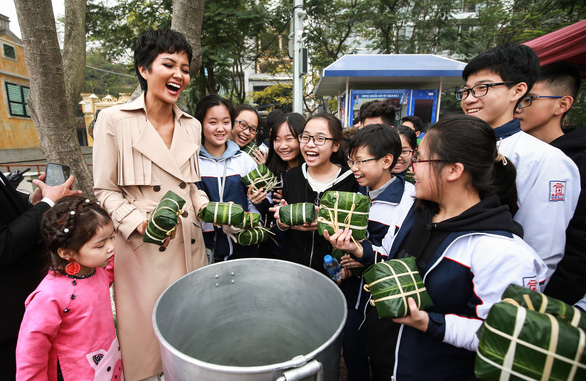 Vietnamese beauty queen H'Hen Nie wraps banh chung with Hanoi students