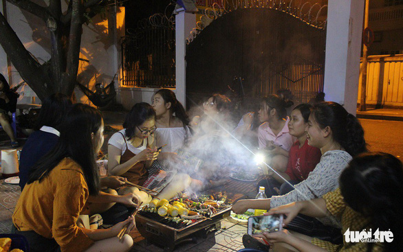 Vietnamese university students hold unique year-end parties on tight budget