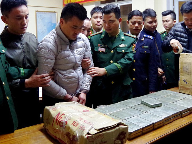 Four nabbed for smuggling 120 bricks of heroin from Laos into Vietnam