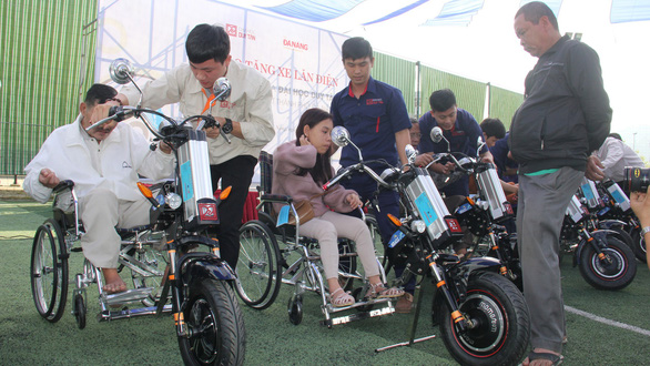 Vietnamese university gives disabled people detachable-motor wheelchairs