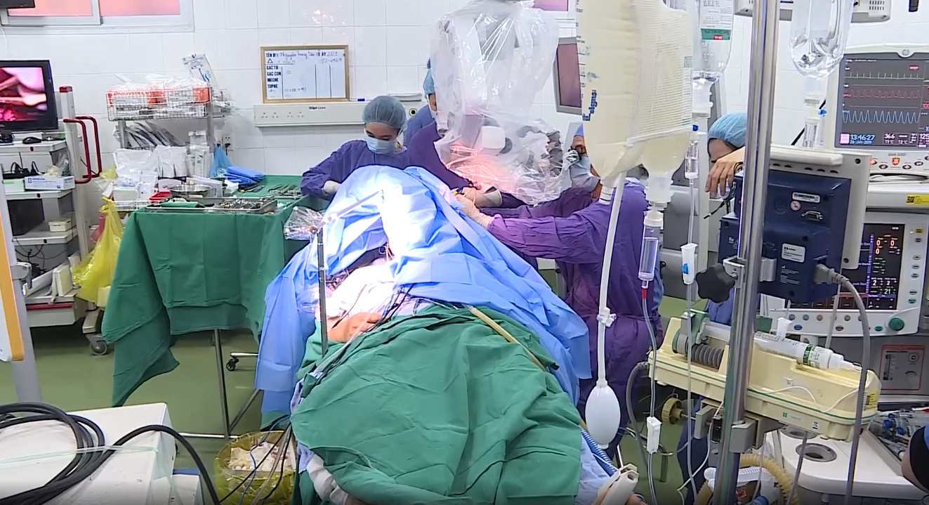 Patient sings during first awake brain surgery in Vietnam