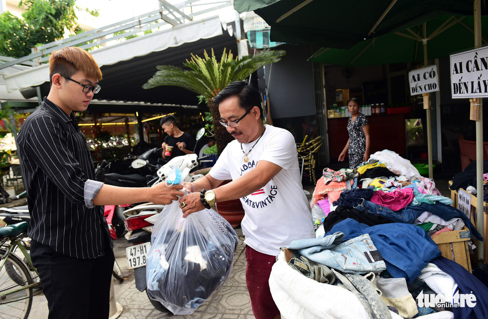 Saigon man offers hand-me-downs to needy people ahead of Tet