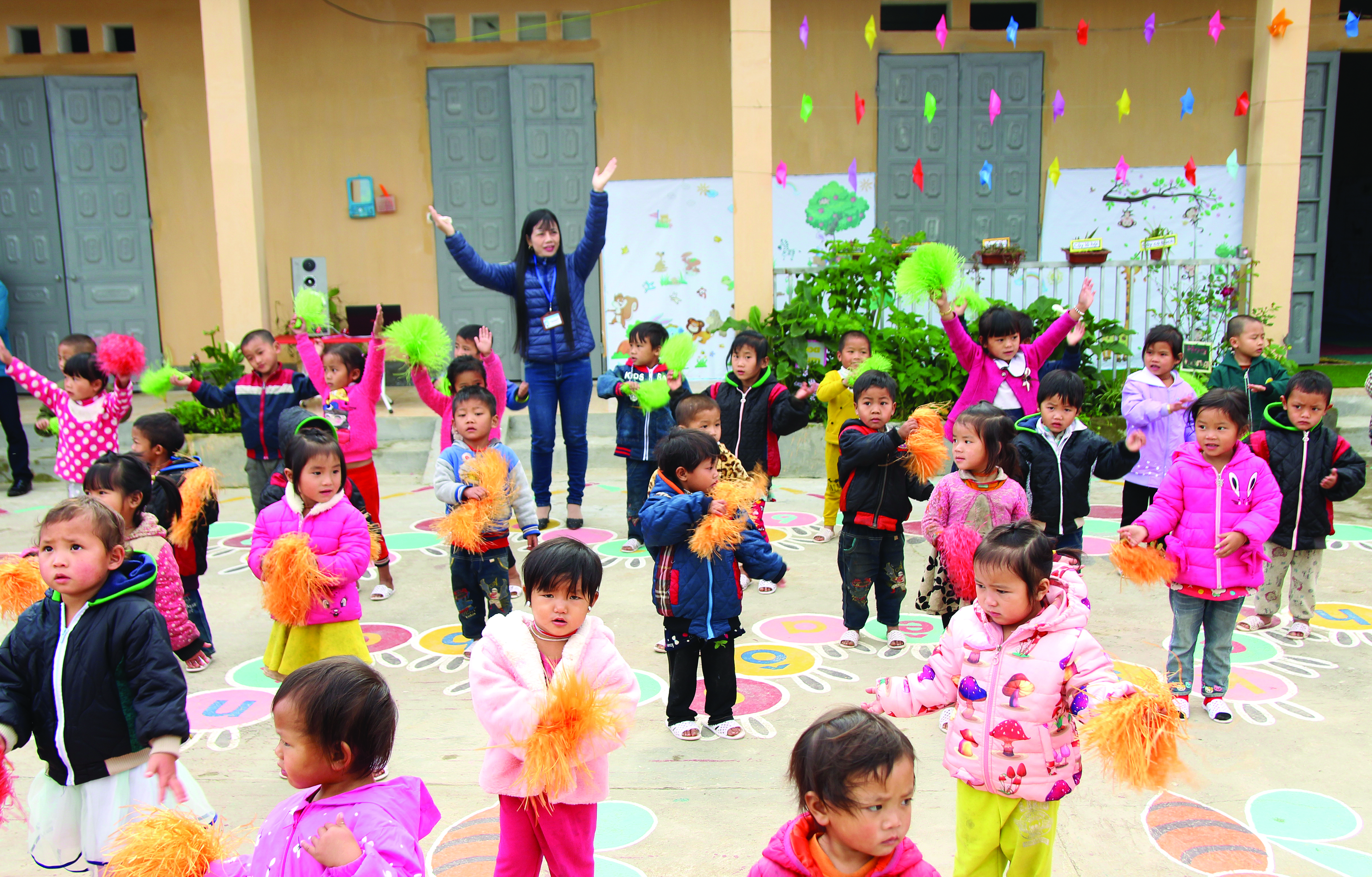 Vietnamese teacher dedicates life away from home to teaching children in border locality