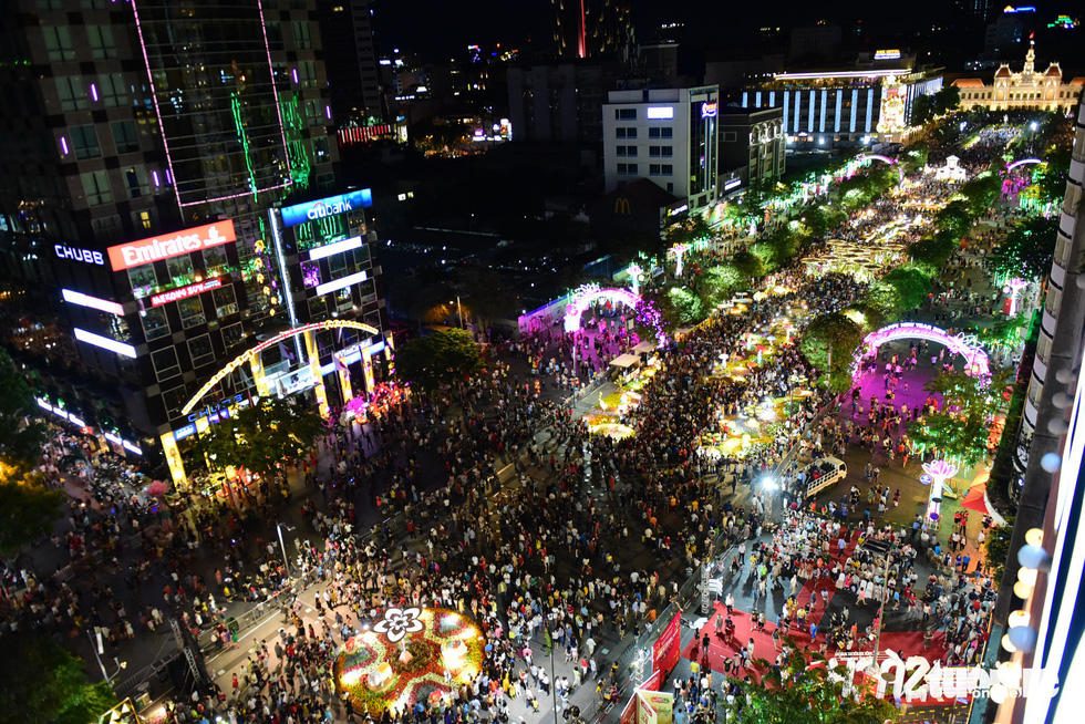 Visitors throng Nguyen Hue Flower Street on opening night in Ho Chi Minh City