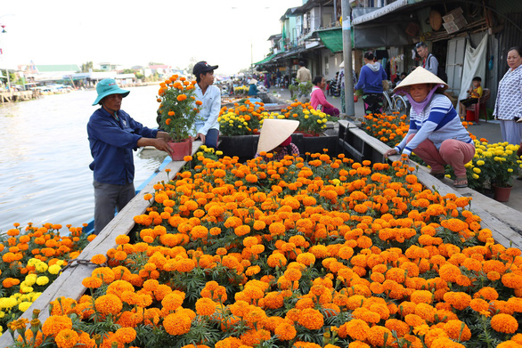 Floating market bustling ahead of Lunar New Year in Vietnam’s Mekong Delta