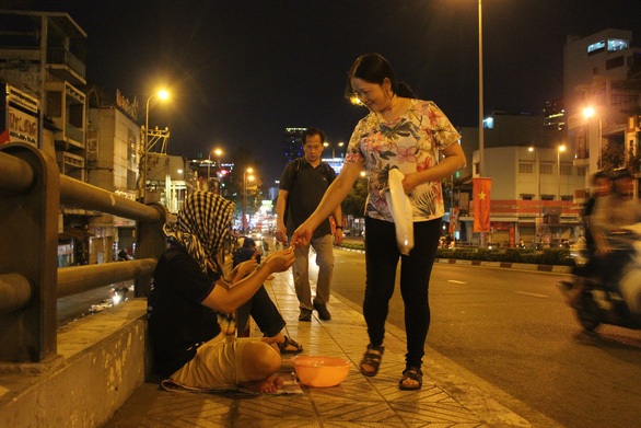 Two Vietnamese beg for social experiment on Lunar New Year's Eve