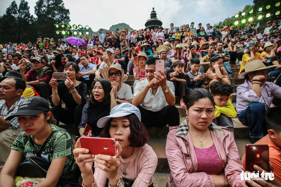 Fainting, queue jumping at Hanoi’s iconic Huong Pagoda festival