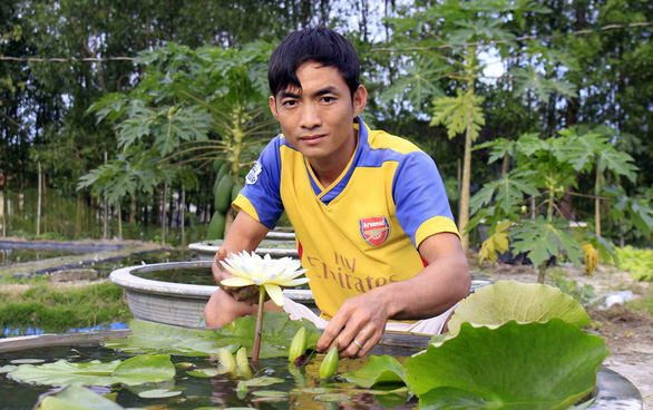 With perseverance, Vietnamese man rises to success on growing water lilies