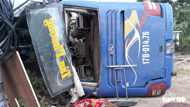 Passenger bus with burst tire slams into house in Nha Trang