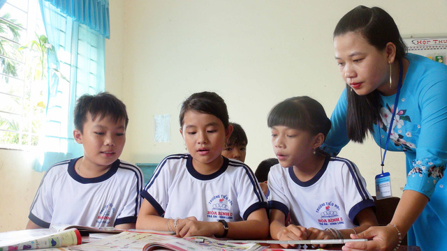 Elementary school teacher creates jobs for poor parents in Vietnam’s Mekong Delta