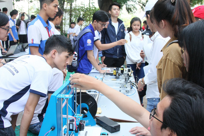 Ho Chi Minh City university first in Vietnam to provide tuition-free robotics, AI program