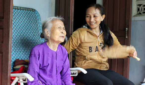 Vietnamese woman spends nearly three decades caring for 'heroic mother'
