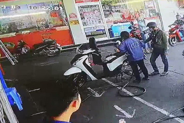 Customer punches gas station attendant who overfilled tank in southern Vietnam