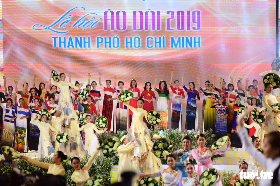 Ho Chi Minh City 'ao dai' fest commences with colorful opening stage