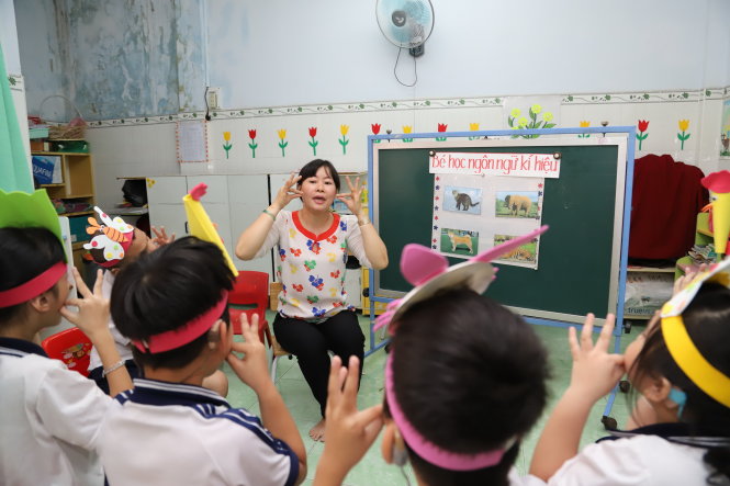 Vietnamese teacher dedicates 20 years to deaf students
